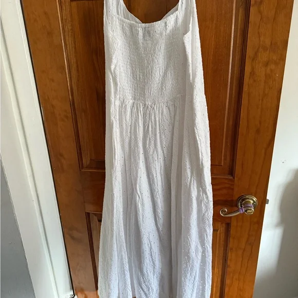 Elegant White Sleeveless Dress - Picture 4 of 4